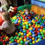 Przyszłe przedszkolaki w basenie z kulkami