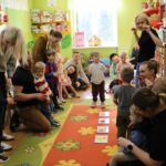 Rodzice z dziećmi naśladuja taniec kaczuszek