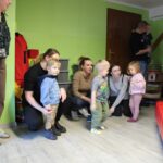 Rodzice z dziećmi w sami zabaw