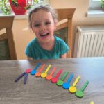 Usprawnianie narządów mowy podczas zabawy patyczkami