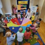 Zabawy Mrówek z chustą animacyjną