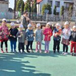 Zabawy-dzieci-na-placu