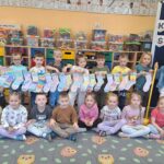 Zdjęcie grupowe Biedronek z pracą plastyczną pt. kolorowe skrapetki