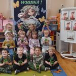 Zdjęcie grupowe Mróweczek z nasadzeniami