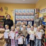 Zdjęcie grupowe z dyplomami