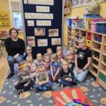 Zdjęcie grupowe z wykonaną pracą plastyczną
