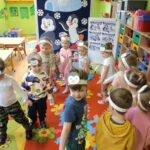 Żuczki jako pingwinki wyruszaja na Antarktyde