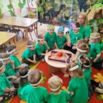 Żuczki obserwują aktywny wulkan