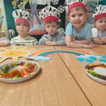 Żuczki patrzą na tęczowy eksperyment