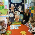 Żuczki poznaja jak na świat przychodzą małe pingwinki