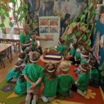 Zuczki poznaja prace paleantologa