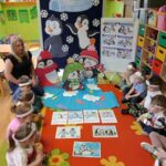 Żuczki poznają różne gatunki pingwinów