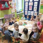 Żuczki przygotowani do świętowania dnia tłusty czwartek