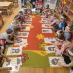 Żuczki układaja puzzle