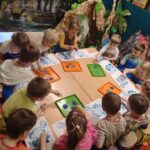 Żuczki wykonuja pracę plastyczna