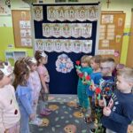 chlopcy-wreczaja-dziewczynka-niespodzianki