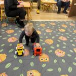 chłopiec bawi się samochodami