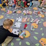 chłopiec liczy skarpetki