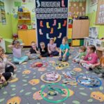 chłopiec segreguje skarpetki