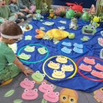 chłopiec segreguje żaby