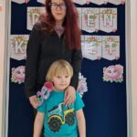 chlopiec-z-mama-stoi-przy-tablicy-tematycznej