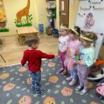 chlopiec-z-oddzialu-Bratki-wrecza-kwiaty