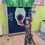 dinozaur idzie po śladach