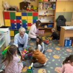dzieci bawią się w sali Bratki