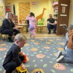 dzieci bawią się zabawkami