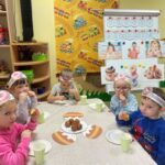 dzieci jedzą pączki