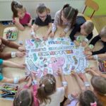 dzieci kolorują kolorwankę