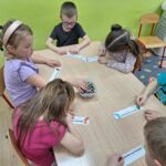 dzieci kolorują opaski