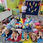 dzieci leżą na chuście