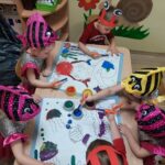 dzieci malują farbami