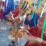 dzieci nasladują ruchy