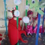 dzieci nasladują ruchy