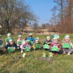 dzieci naśladują żaby