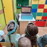 dzieci oglądają ciekawostki o żabach