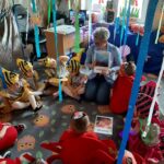 dzieci oglądają ilustracje