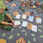 dzieci przeliczają dinozaury