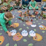 dzieci przeliczają dinozaury