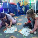 dzieci oglądają ilustracje