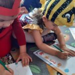 dzieci oglądają ilustracje