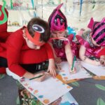 dzieci oglądają ilustracje