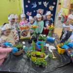 dzieci z oddziału Tulipanki sadzą kwiatki