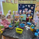 dzieci z oddziału Tulipanki sadzą kwiatki