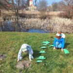 dzieci skaczą jak żaby