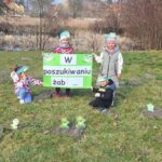 dzieci szukają żab