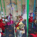 dzieci tańcza do piosenki