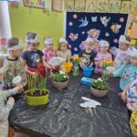 dzieci z oddziału Tulipanki sadzą kwiatki